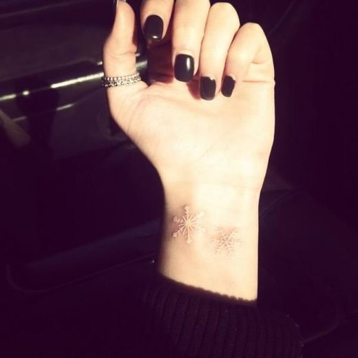 给自己纹身小技巧,素雅的隐形纹身图