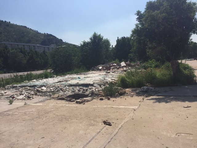 上千平！市中区二环南路中鑫之宝院内垃圾成堆