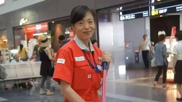 她是一位中国大妈,却带领着700个日本人,扫出了全球最干净机场「精益学堂」2017-7-14第895期