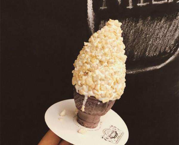 天气这么热还不来个清爽的冰淇淋,这么热的天唯有冰淇淋不可辜负