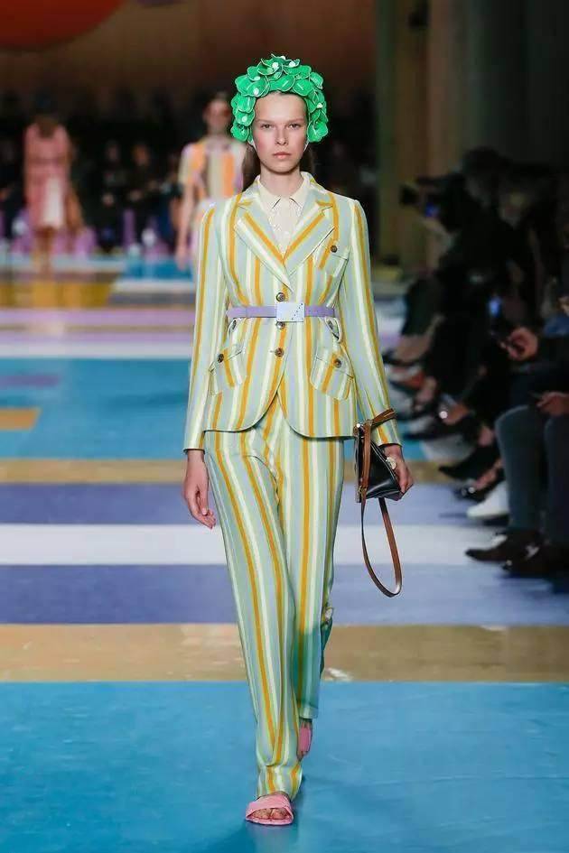 找乐子|赶紧翻出家里压箱底的塑料拖鞋和洗澡篮子,它们要带你走上时尚巅峰!