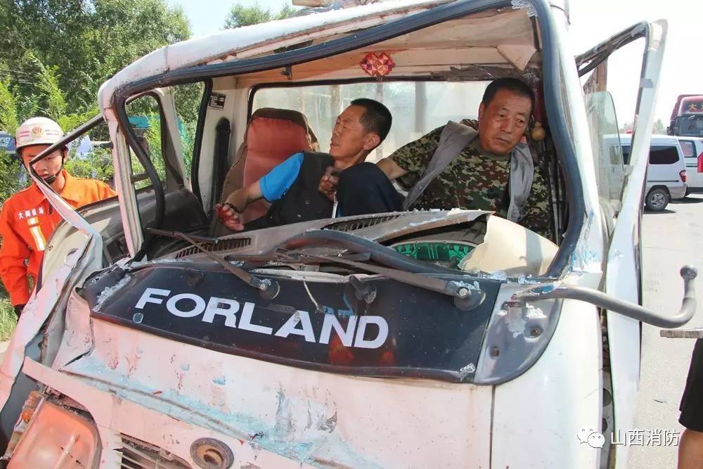 “疼死啦,下次咱开车长点心吧!”大同发生一起汽车追尾事故……