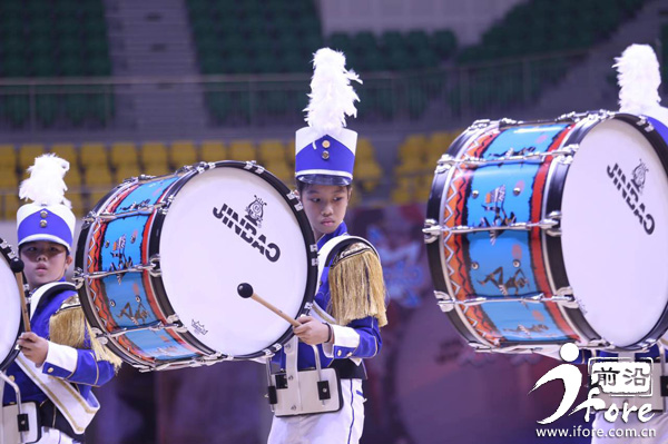 FightOn!全国21所学校在宝坻比赛行进艺术，天津海河中学、41中的学生“帅拉风”