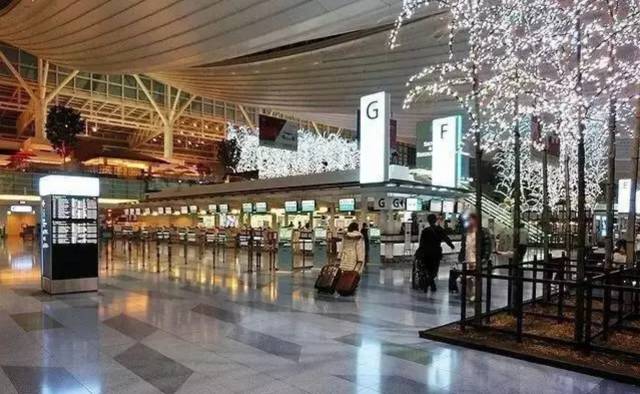 她是一位中国大妈,却带领着700个日本人,扫出了全球最干净机场「精益学堂」2017-7-14第895期