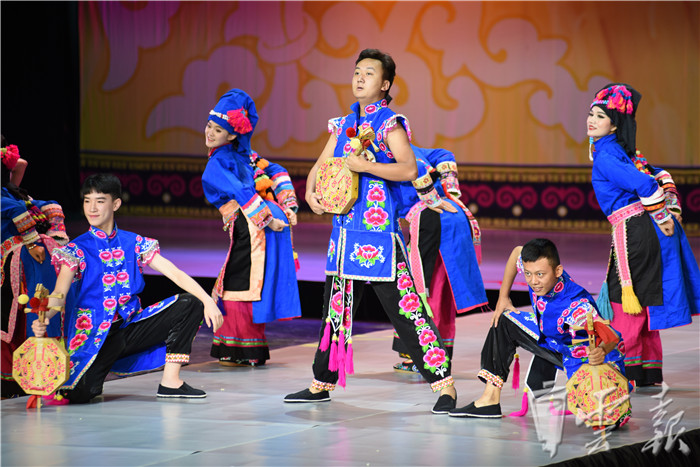 楚雄民族服饰图片,楚雄最漂亮的民族服装