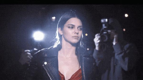 找乐子|赶紧翻出家里压箱底的塑料拖鞋和洗澡篮子,它们要带你走上时尚巅峰!