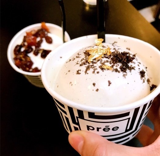 天气这么热还不来个清爽的冰淇淋,这么热的天唯有冰淇淋不可辜负