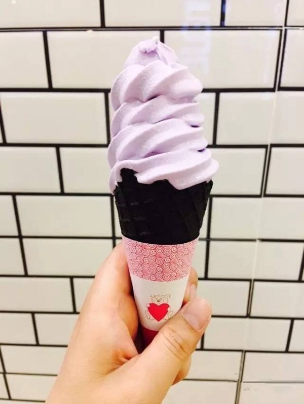 天气这么热还不来个清爽的冰淇淋,这么热的天唯有冰淇淋不可辜负
