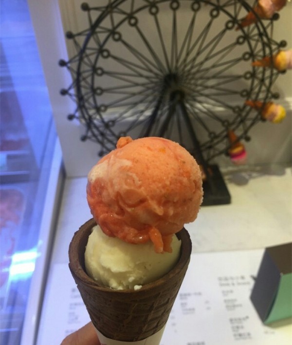 天气这么热还不来个清爽的冰淇淋,这么热的天唯有冰淇淋不可辜负