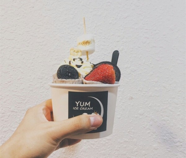 天气这么热还不来个清爽的冰淇淋,这么热的天唯有冰淇淋不可辜负