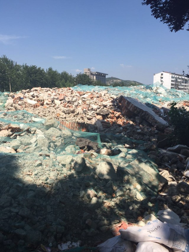 上千平！市中区二环南路中鑫之宝院内垃圾成堆