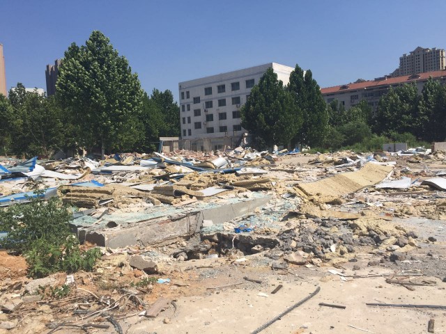 上千平！市中区二环南路中鑫之宝院内垃圾成堆