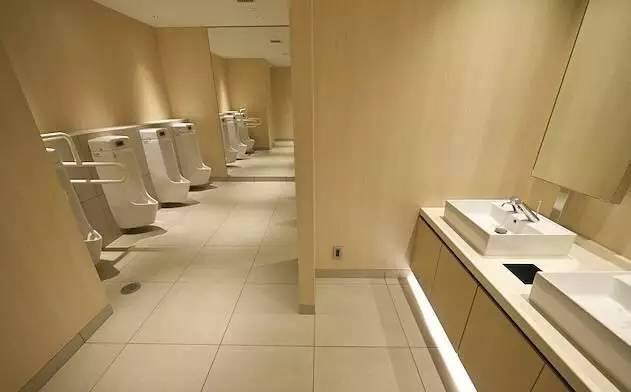 她是一位中国大妈,却带领着700个日本人,扫出了全球最干净机场「精益学堂」2017-7-14第895期