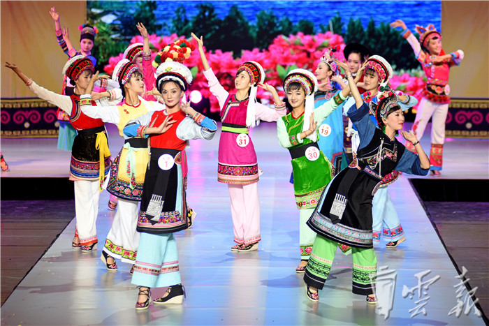 楚雄民族服饰图片,楚雄最漂亮的民族服装