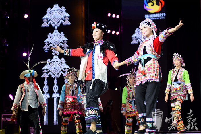 楚雄民族服饰图片,楚雄最漂亮的民族服装