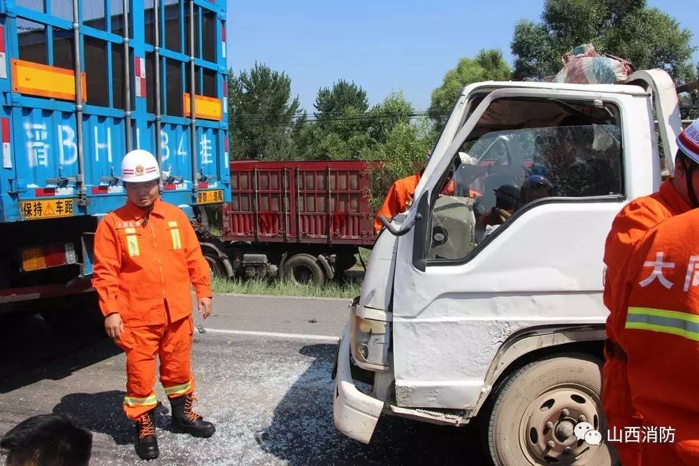 “疼死啦,下次咱开车长点心吧!”大同发生一起汽车追尾事故……