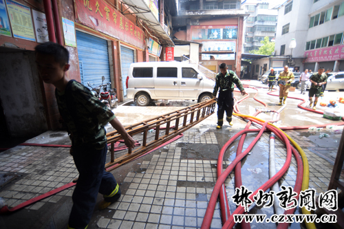 119消防员致敬最帅逆行者,消防员用生命救火救人