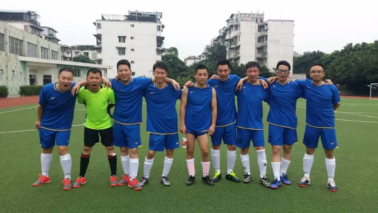 看！足球健儿风采展~（有位可爱的小朋友也入镜了，是谁呢……快来看看吧）