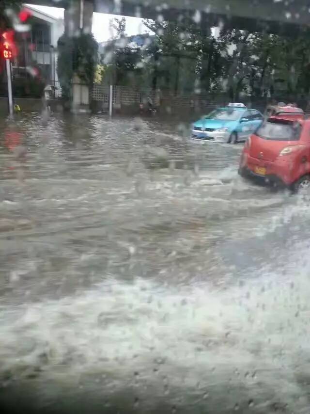 大雨倾城，小海地儿的“海”可一点都不小！
