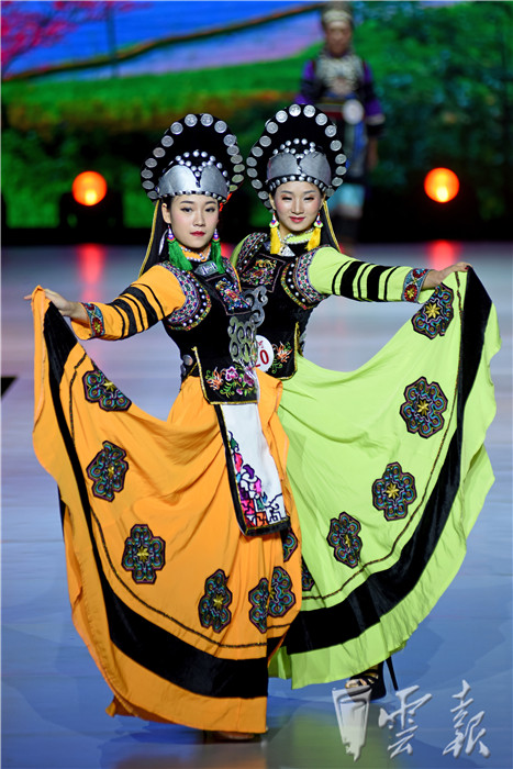 楚雄民族服饰图片,楚雄最漂亮的民族服装