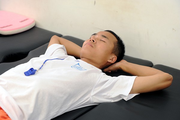 换岗时，他们的眼睛也没有离开泳池