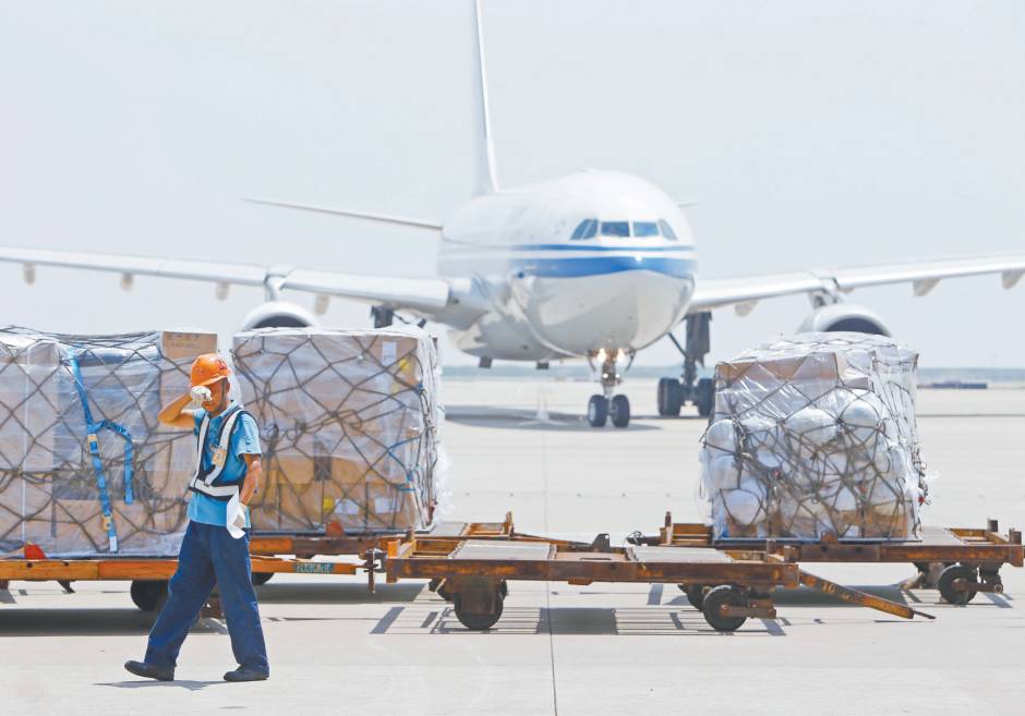 「城事」热浪滚滚仍坚守他们在浦东迎接着“烤”验→