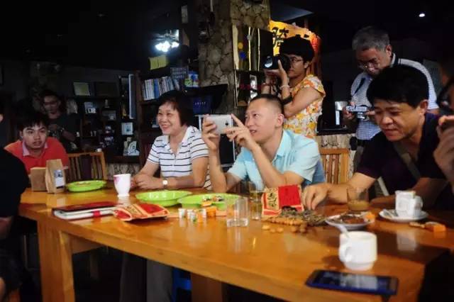 做个没感情有情怀的人,有情怀的人和没情怀的人