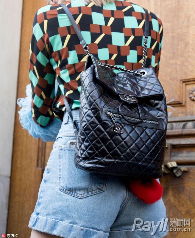 好看又实用的背景包,背双肩包背影