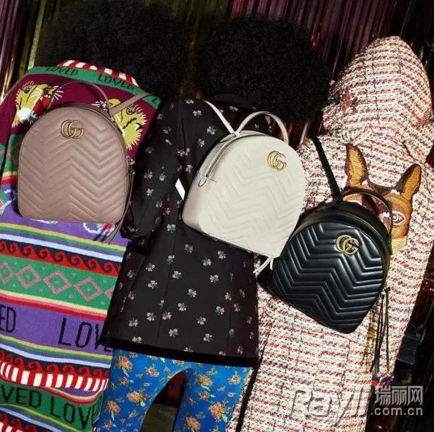 好看又实用的背景包,背双肩包背影