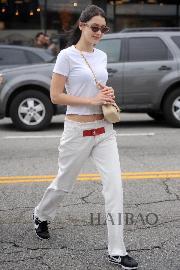 夏日质感型格还属Monochrome！傻脸娜、Gigi带头引领顺色搭配：“专一”这件事，在穿衣上同样有魅力！