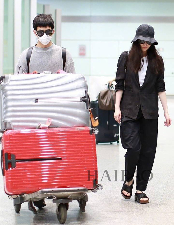 夏日质感型格还属Monochrome！傻脸娜、Gigi带头引领顺色搭配：“专一”这件事，在穿衣上同样有魅力！