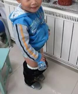 地铁上给孩子把尿,在厕所给宝宝把尿