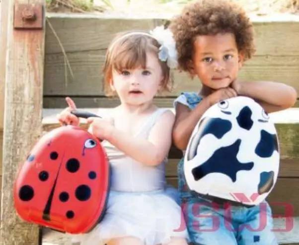 地铁上给孩子把尿,在厕所给宝宝把尿