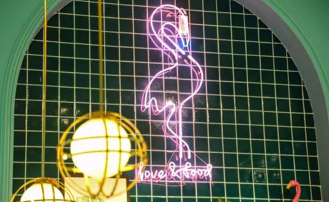 精心打扮1小时排队5小时，就为了吃粉红串串？