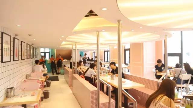 精心打扮1小时排队5小时,就为了吃粉红串串?