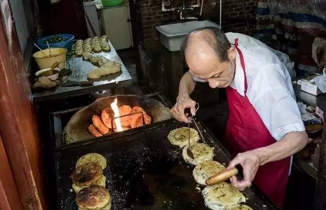 弄堂里的葱油饼,何必惊动BBC?