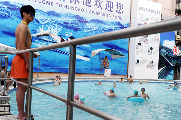 换岗时，他们的眼睛也没有离开泳池