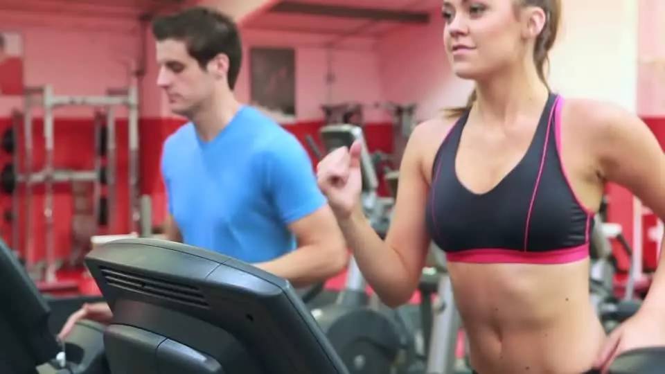 跑步机如何避免伤膝盖,跑步机爬坡走伤膝盖吗