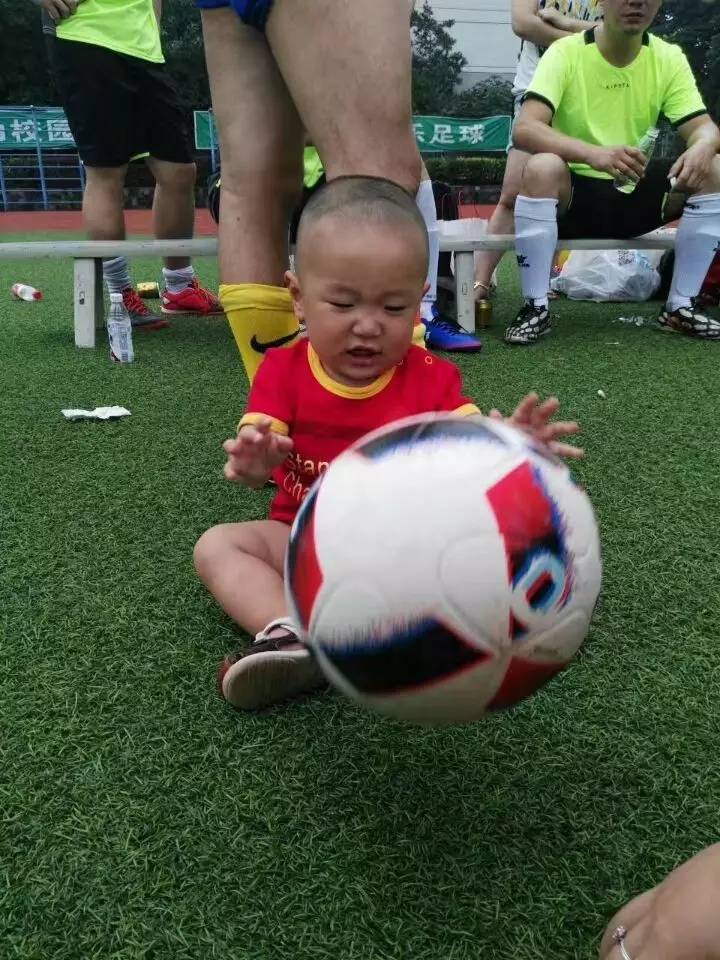 看！足球健儿风采展~（有位可爱的小朋友也入镜了，是谁呢……快来看看吧）