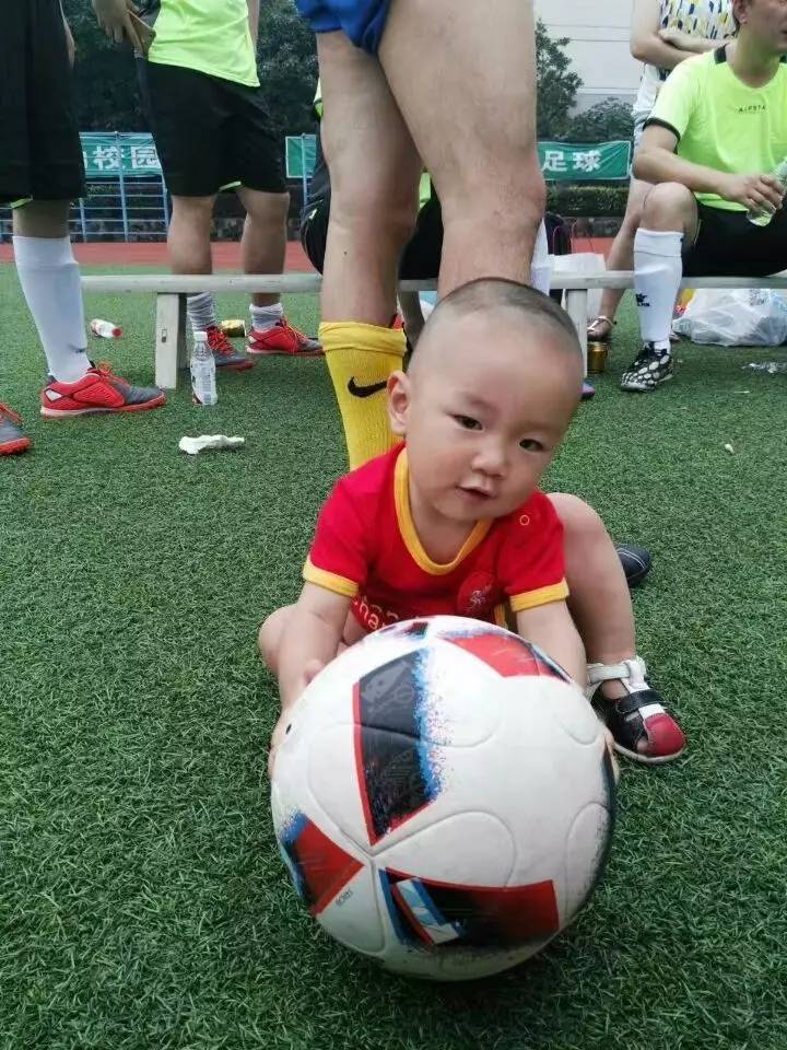 看！足球健儿风采展~（有位可爱的小朋友也入镜了，是谁呢……快来看看吧）