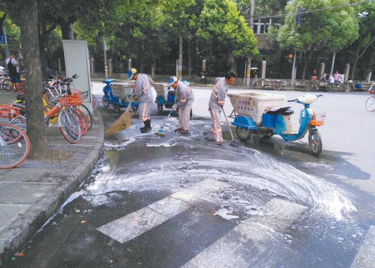 「城事」热浪滚滚仍坚守他们在浦东迎接着“烤”验→