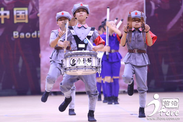 FightOn!全国21所学校在宝坻比赛行进艺术，天津海河中学、41中的学生“帅拉风”