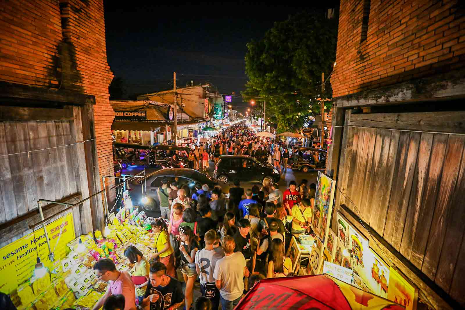 泰国清迈天灯节万盏天灯入夜空,清迈古城天灯