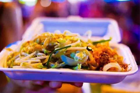 泰国清迈天灯节万盏天灯入夜空,清迈古城天灯