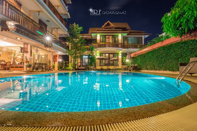 泰国清迈天灯节万盏天灯入夜空,清迈古城天灯