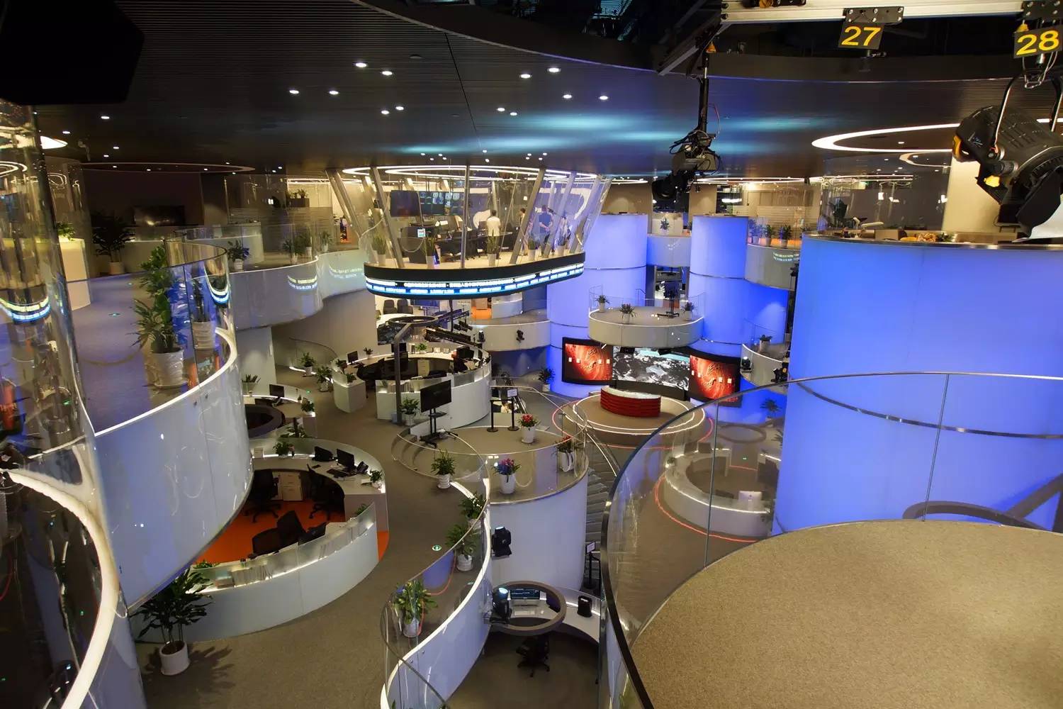 丹凤朝阳:专访凤凰卫视控股有限公司董事局主席刘长乐