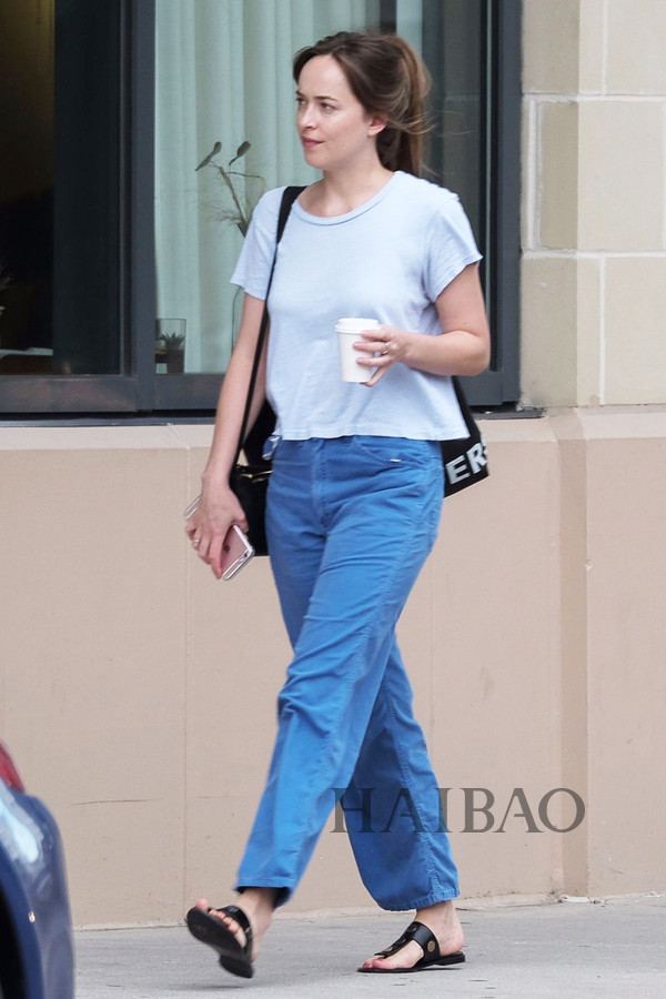 夏日质感型格还属Monochrome！傻脸娜、Gigi带头引领顺色搭配：“专一”这件事，在穿衣上同样有魅力！