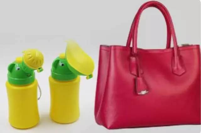 地铁上给孩子把尿,在厕所给宝宝把尿