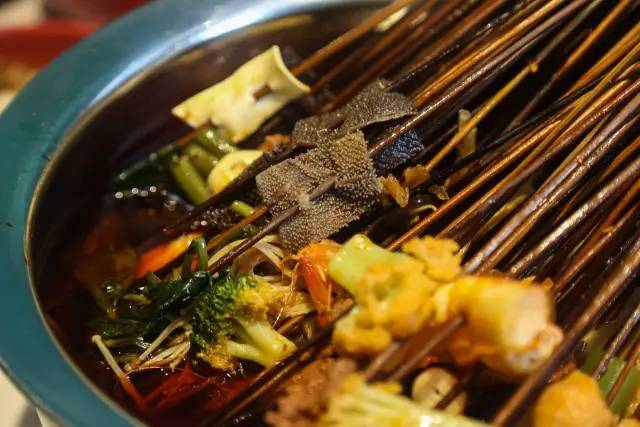 精心打扮1小时排队5小时,就为了吃粉红串串?