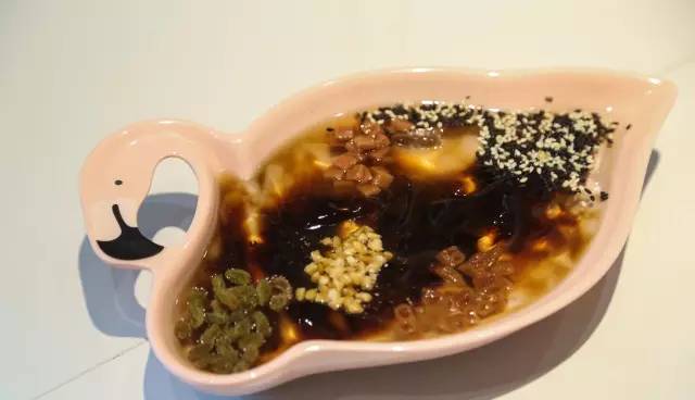 精心打扮1小时排队5小时,就为了吃粉红串串?